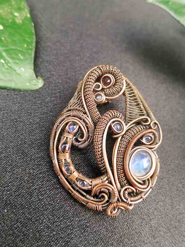 Moonstone-medallion SunayLaLuna Exclusivejewelry