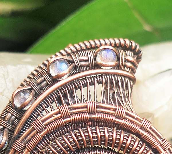 Labradorite-Medallion Jewelrydesign SunayLaLuna