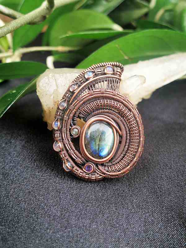 Labradorite-Medallion Jewelrydesign SunayLaLuna