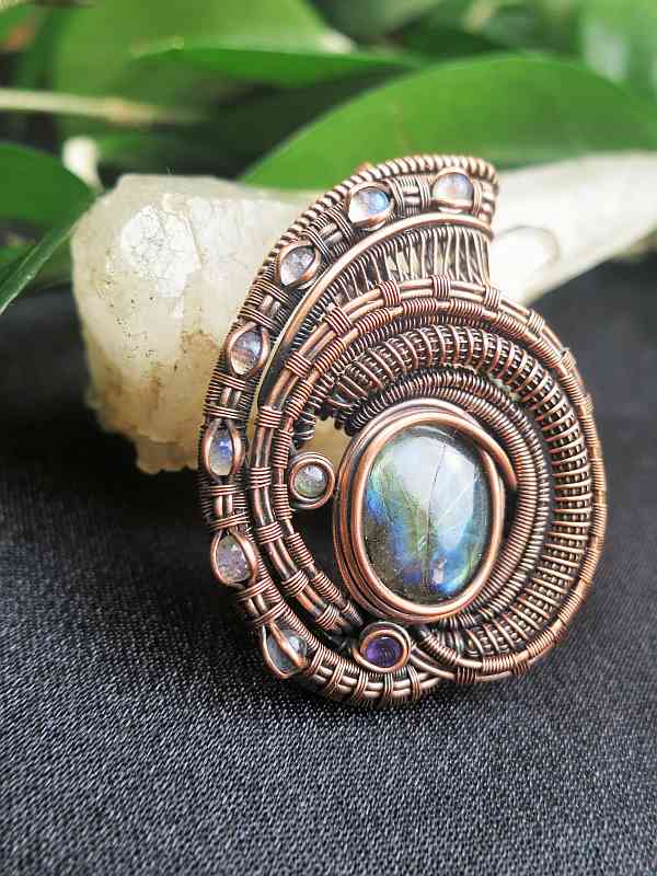 Labradorite-Medallion Jewelrydesign SunayLaLuna