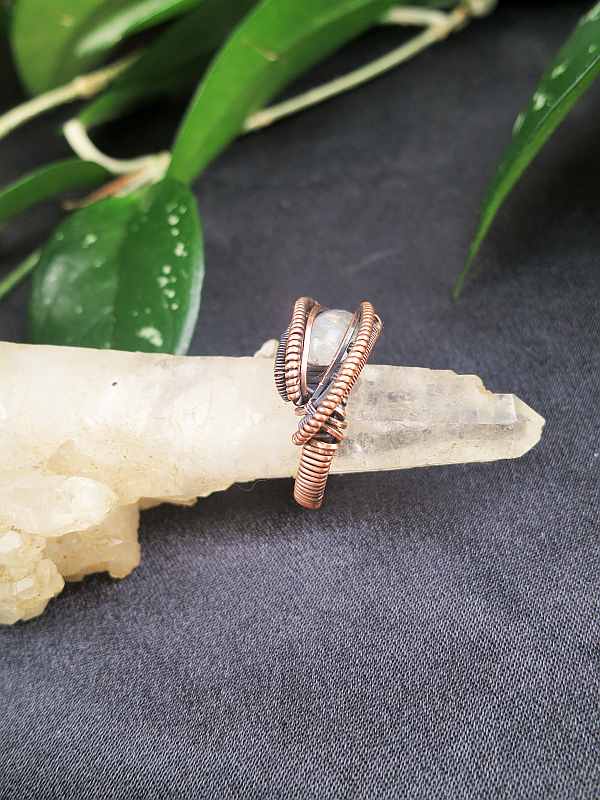 Regenbogenmondstein-Ring Exklusivschmuck Drahtschmuck