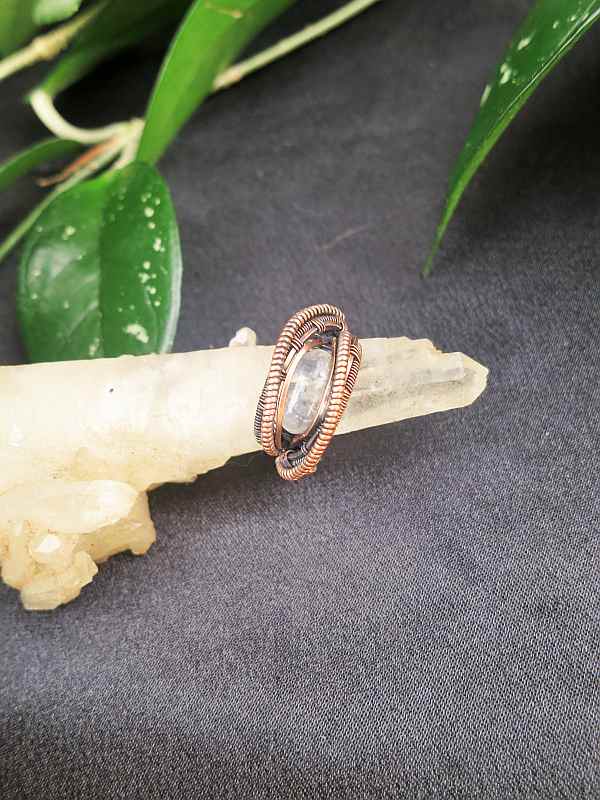 Regenbogenmondstein-Ring Exklusivschmuck Drahtschmuck
