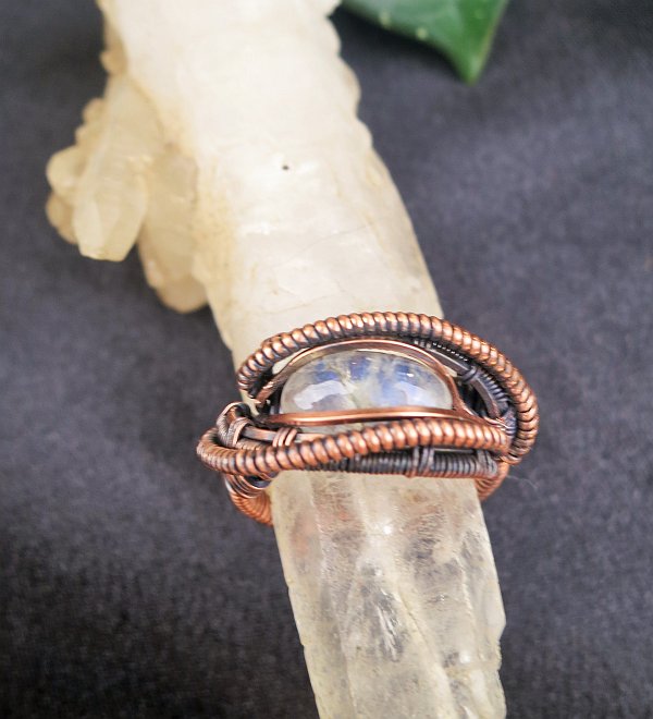 Regenbogenmondstein-Ring Exklusivschmuck Drahtschmuck