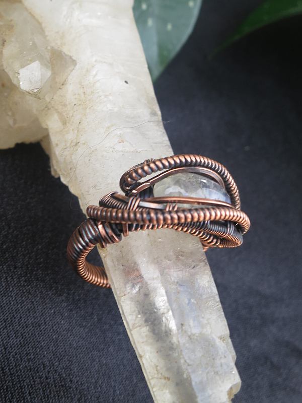 Regenbogenmondstein-Ring Exklusivschmuck Drahtschmuck