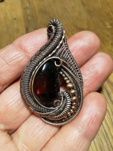 Amulett mit rotem Bernstein