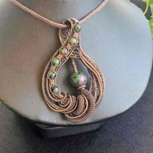 Rubin-Zoisit-Anhänger Kupferschmuck Schmuckdesign SunayLaLuna