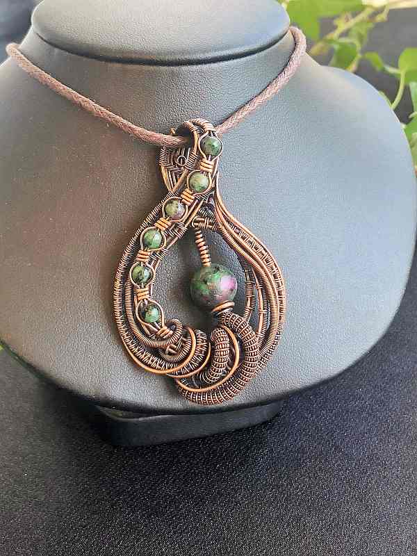 Rubin-Zoisit-Anhänger Kupferschmuck Schmuckdesign SunayLaLuna