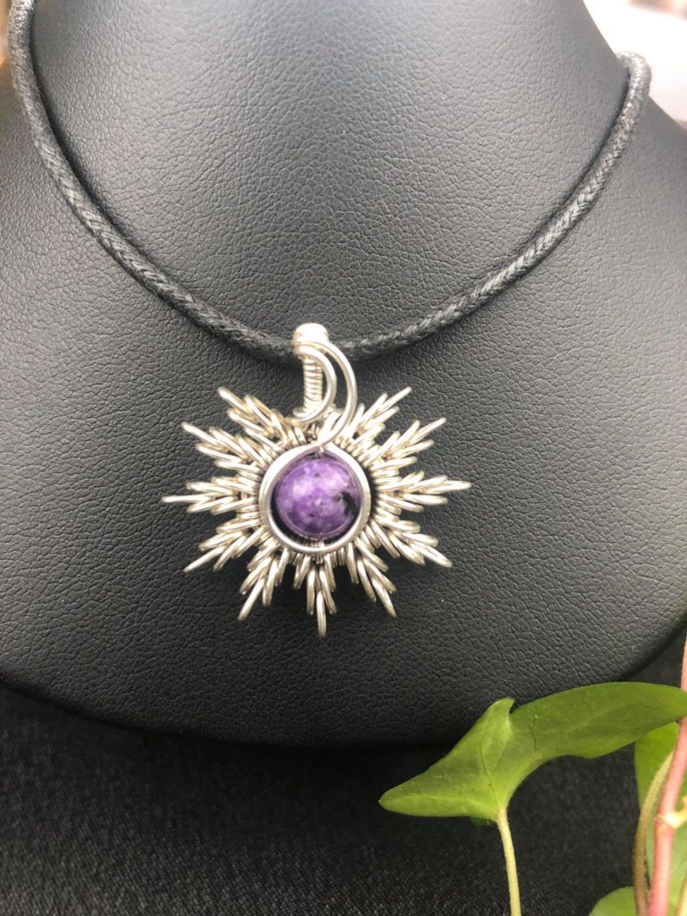 Charoit-Sonnenanhänger-Charoitschmuck-sunaylaluna