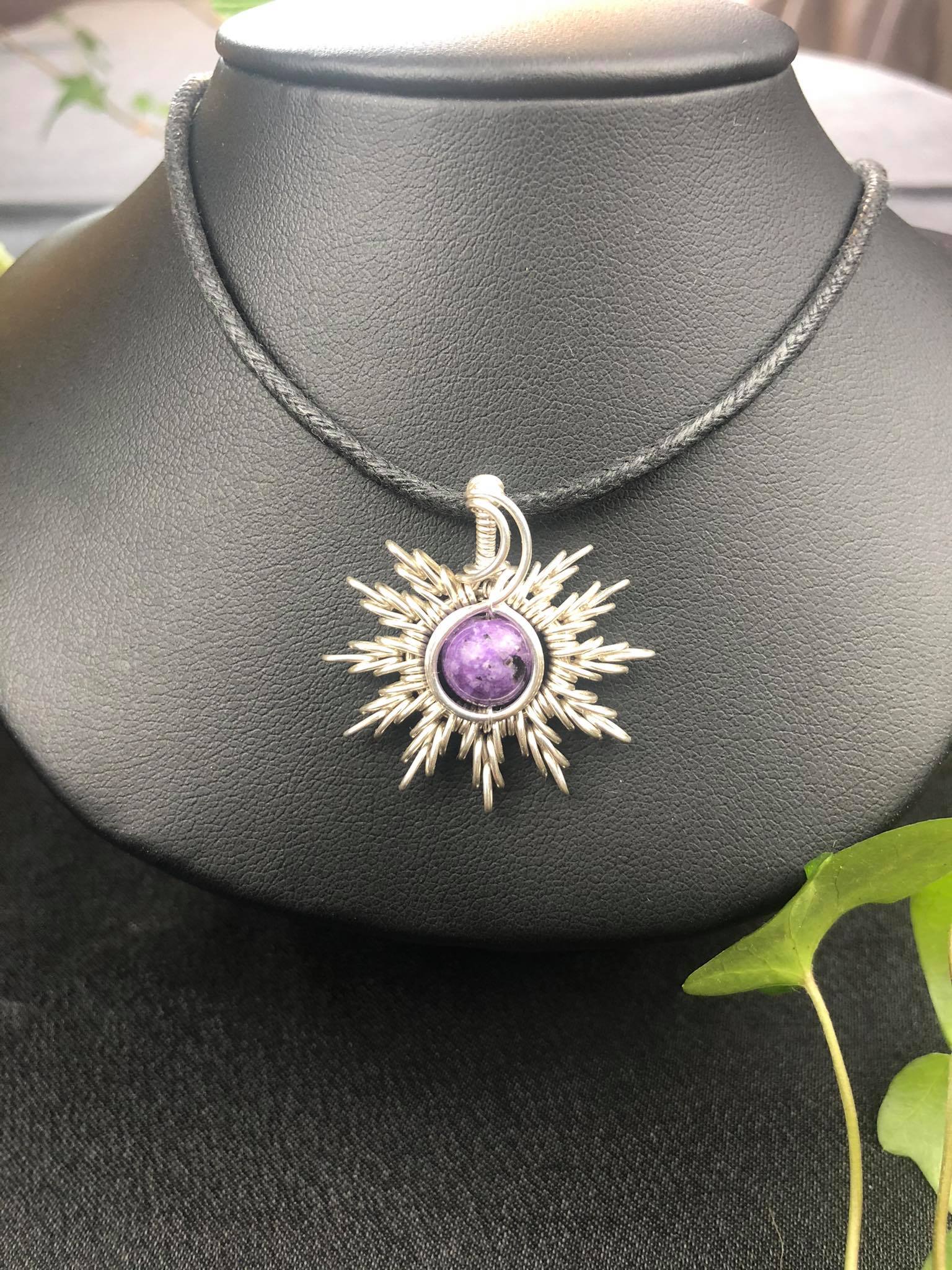 Charoit-Sonnenanhänger-Charoitschmuck-sunaylaluna