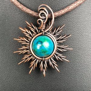 Chrysokoll-Sonnenanhänger Sonnenschmuck Schmuckdesign