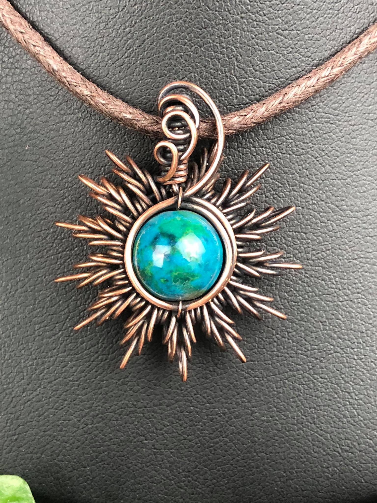 Chrysokoll-Sonnenanhänger Sonnenschmuck Schmuckdesign