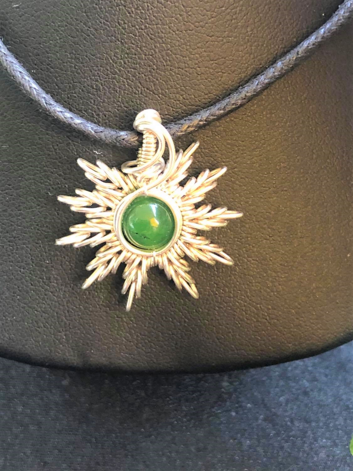 Jade-Sonnenanhänger Jadeschmuck Schmuckdesign