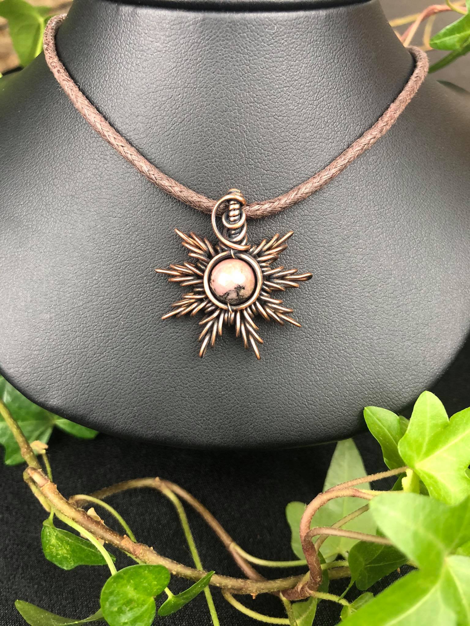 Rhodonit-Sonnenanhänger Sonnenschmuck SunayLaLuna