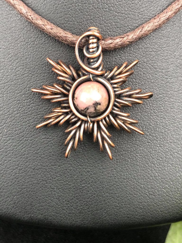 Rhodonit-Sonnenanhänger Sonnenschmuck SunayLaLuna