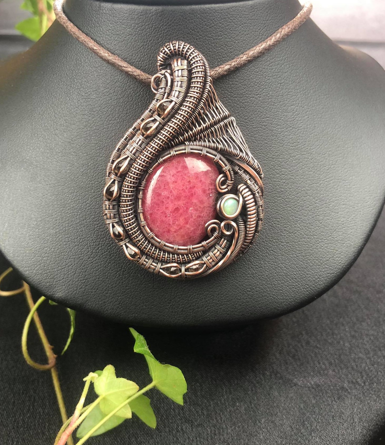 Rhodonit-Medaillon Halbedelsteinschmuck SunayLaLuna