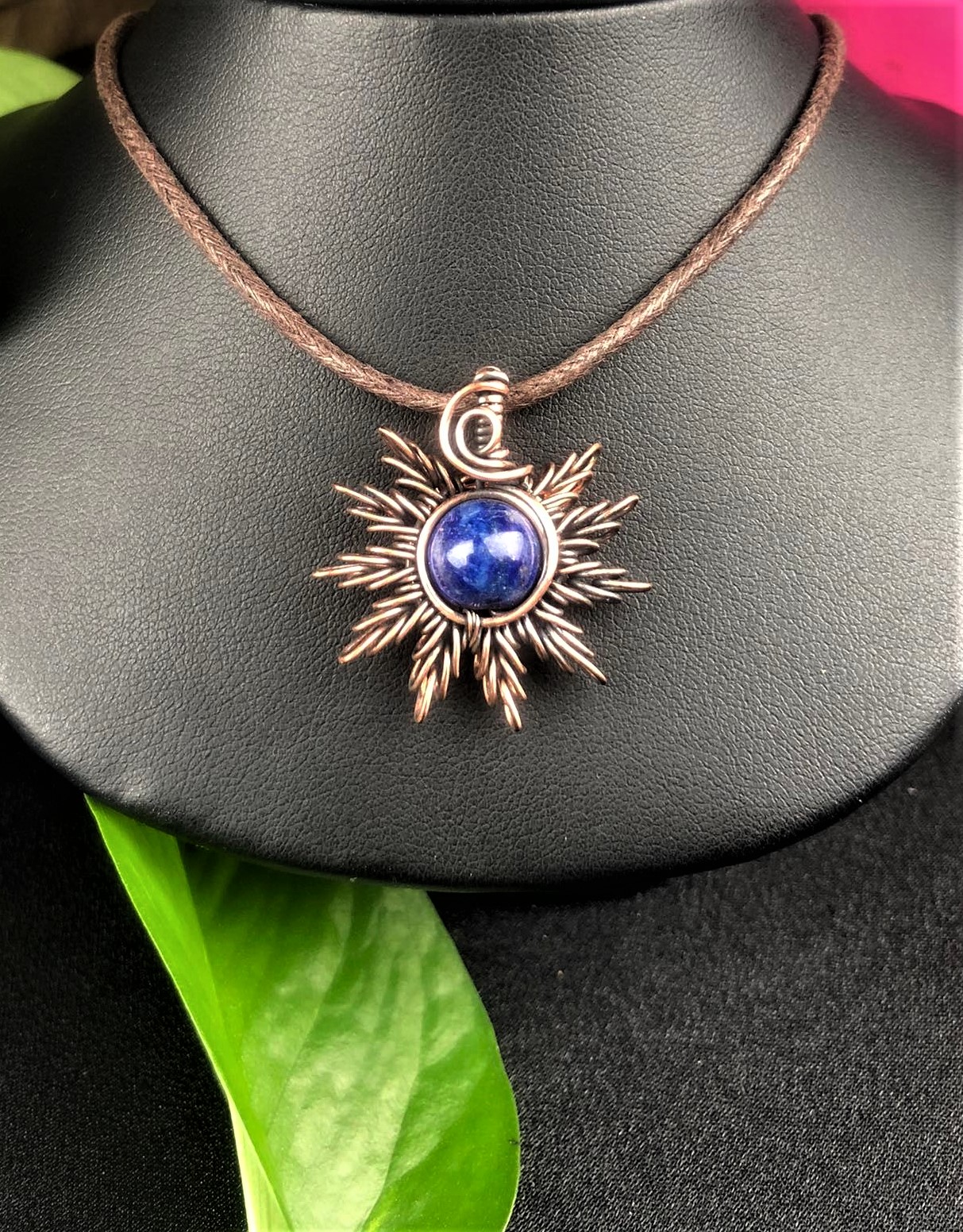 SunayLaLuna LapisLazuli-Sonnenanhänger3 Schmuckdesign