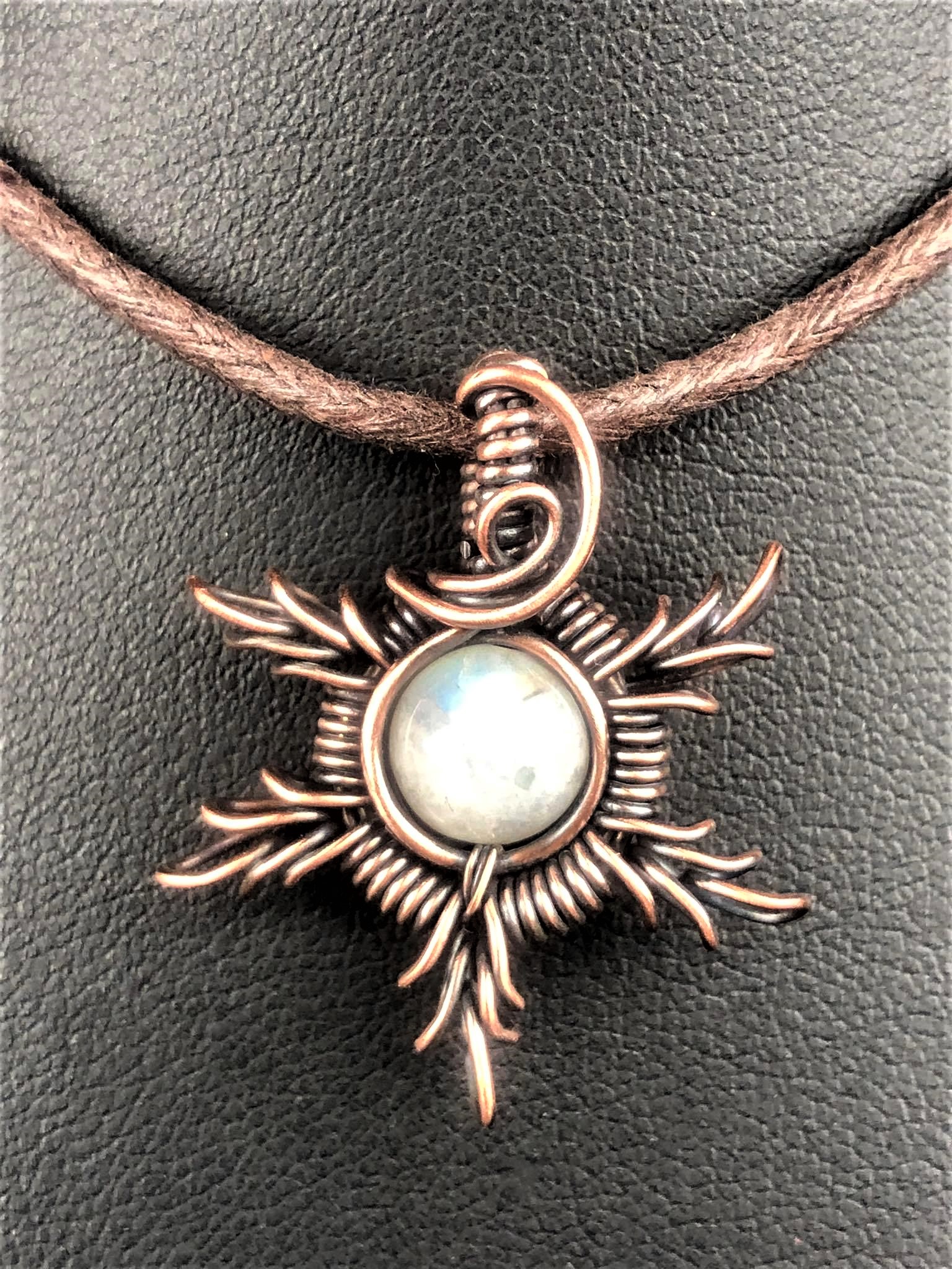 SunayLaLuna Regenbogen-Mondstein-Sonnenanhänger4 Schmuckdesign
