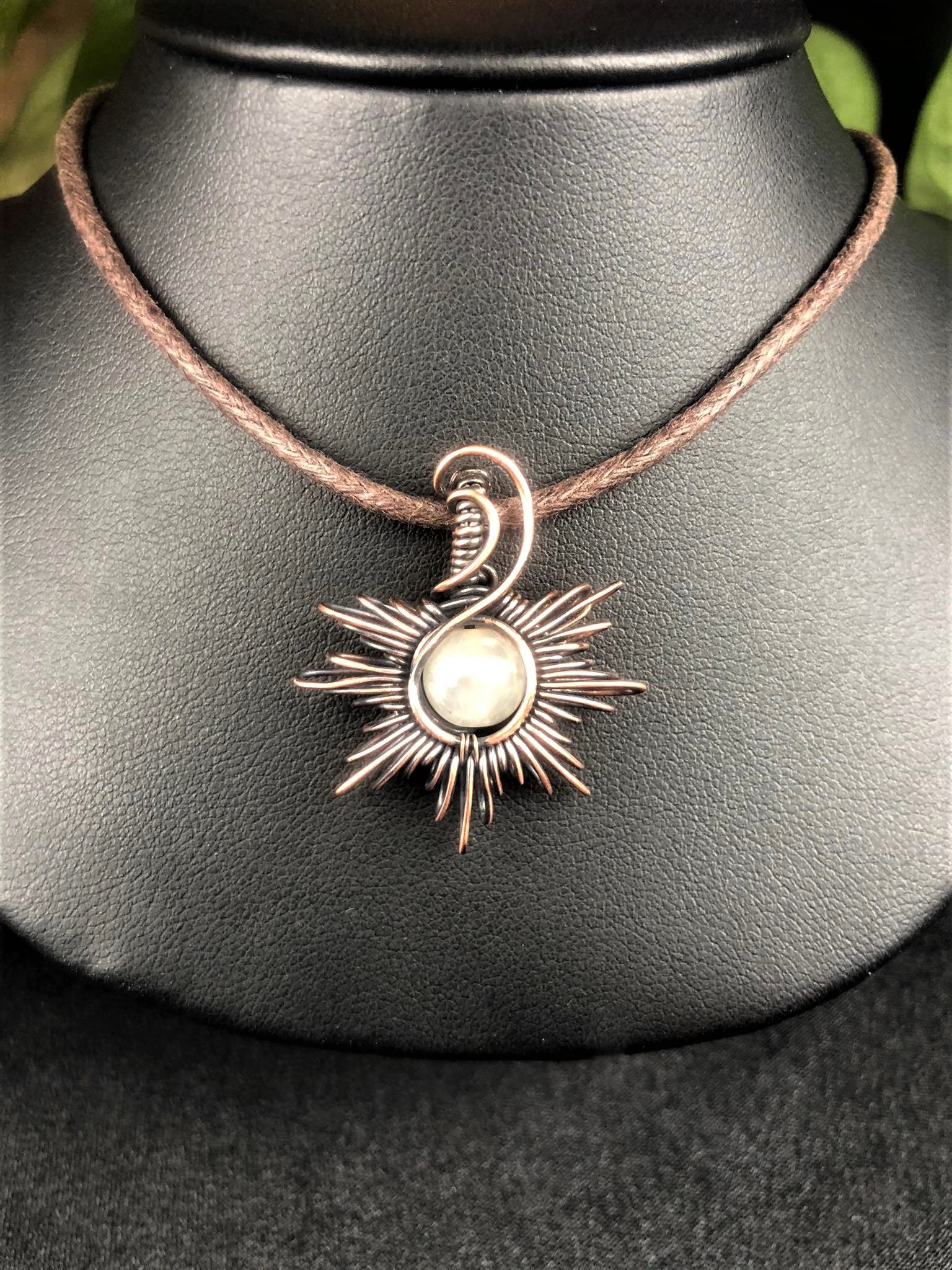 SunayLaLuna Regenbogen-Mondstein-Sonnenanhänger5 Schmuckdesign