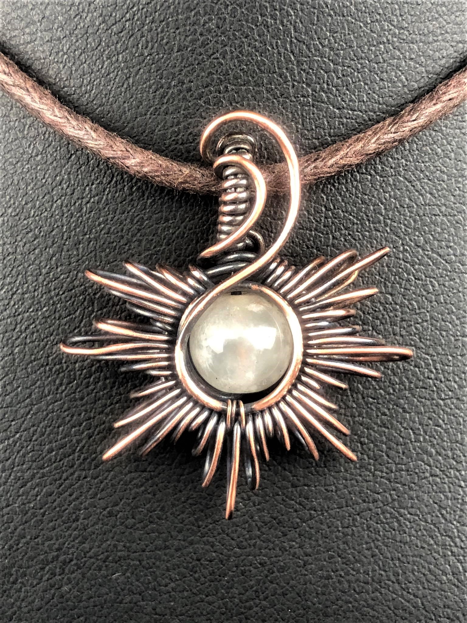 SunayLaLuna Regenbogen-Mondstein-Sonnenanhänger5 Schmuckdesign