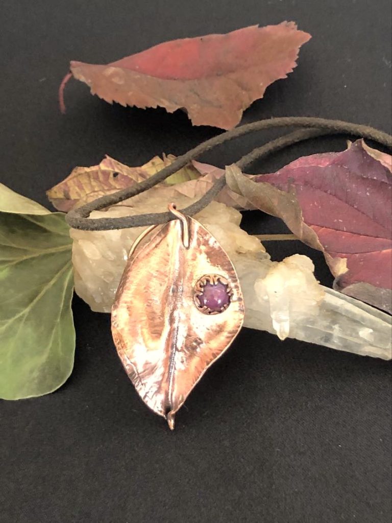 SunayLaLuna Buchenblatt-Anhänger Sternrubinschmuck