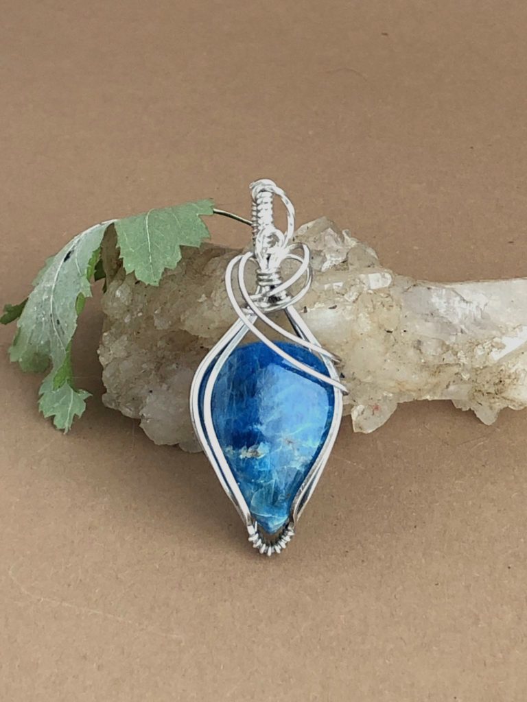 SunayLaLuna BlauerApatit-Anhänger2 Schmuckdesign